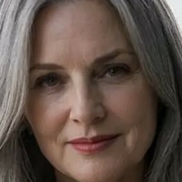 Елегантна Едит Голи